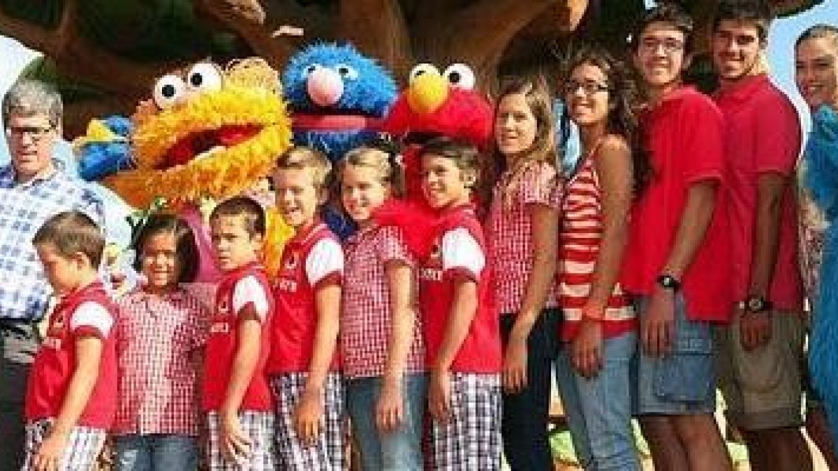 Los Postigo-Pich comen 1.300 galletas al mes -asustan a Triqui, el monstruo de las galletas de Barrio Sésamo