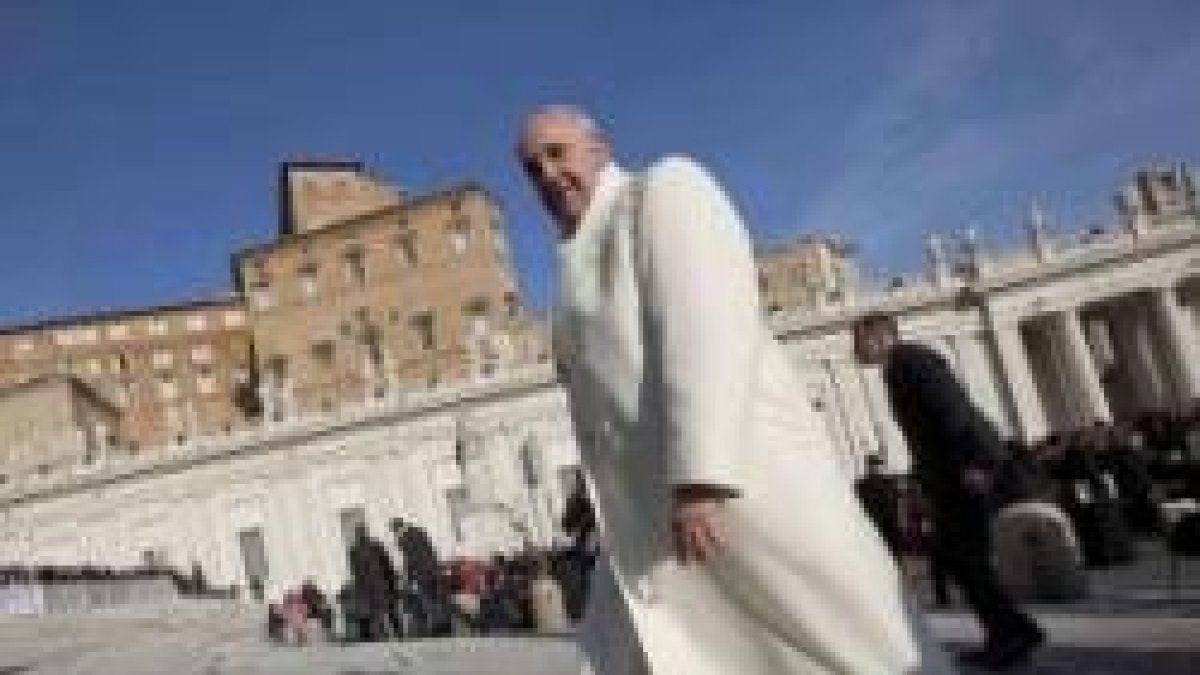 El Papa Francisco, con abrigo blanco, vuelve de saludar fieles en la audiencia de la Plaza de San Pedro