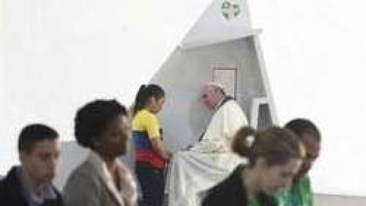 El Papa Francisco confesó a unos jóvenes durante la pasada JMJ de Río de Janeiro