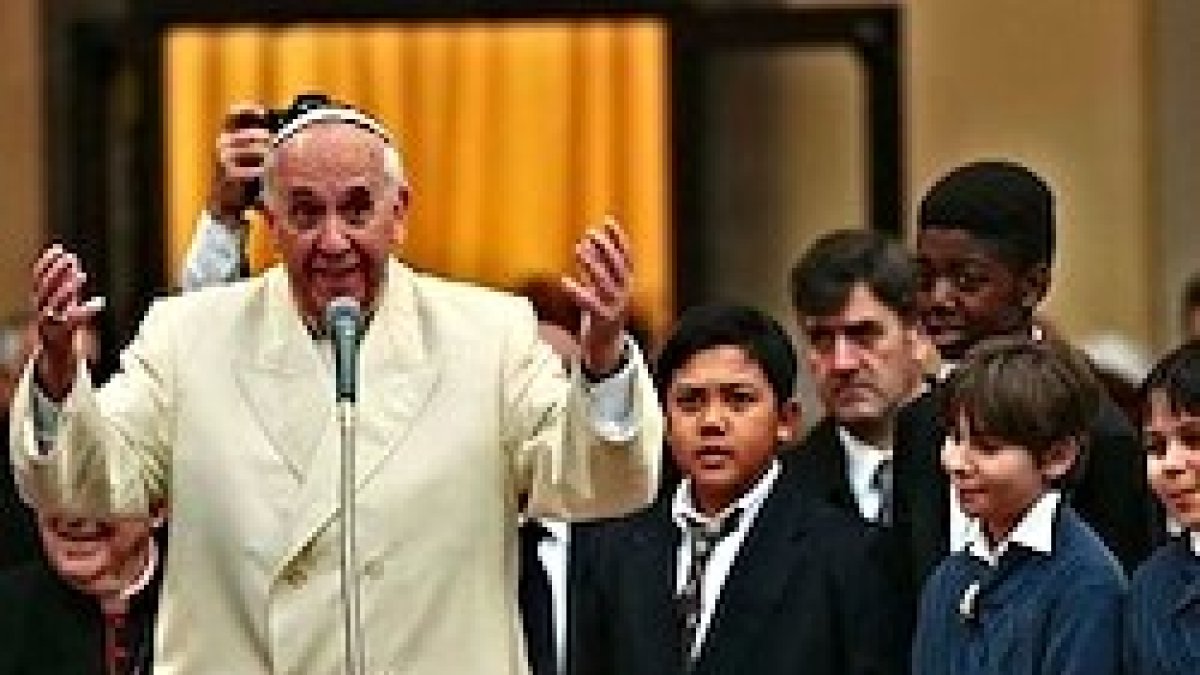 Los niños recién bautizados también tuvieron protagonismo en la visita del Papa al Sacro Cuore.