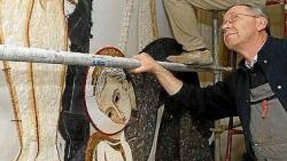 El padre Rupnik supervisa una de sus obras de arte sacro en España