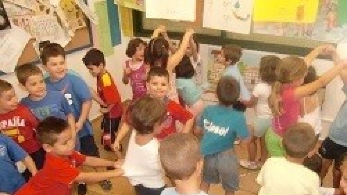 Niños que juegan en una clase de primaria