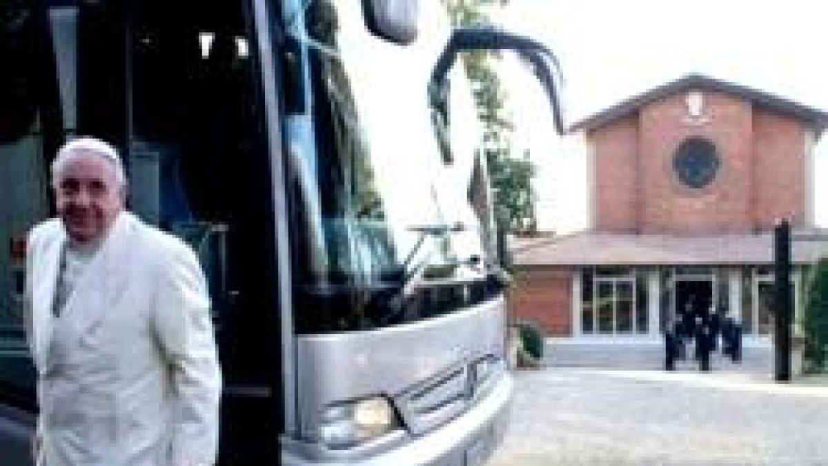 El Papa Francisco se baja del autobús en el centro donde realizará sus ejercicios cuaresmales