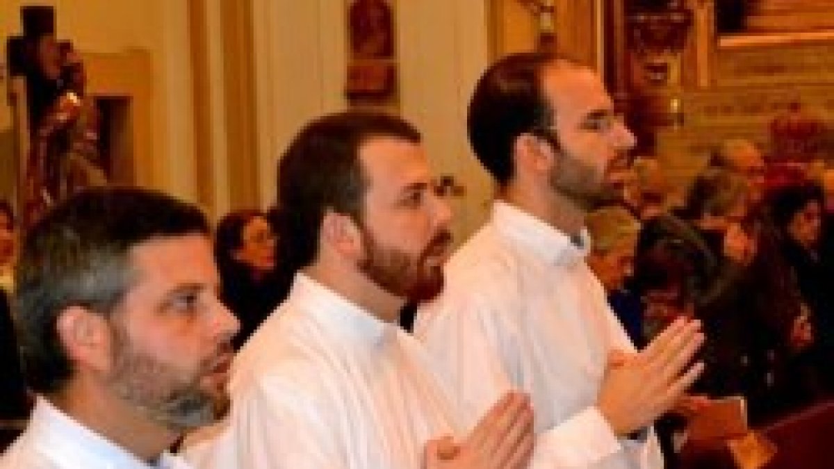 Tres seminaristas del arzobispado castrense en su institución como acólitos