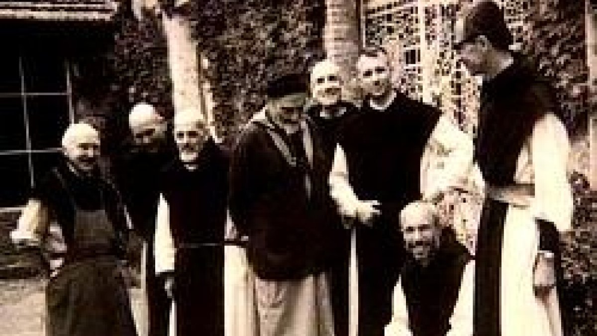 Los monjes cistercienses de Tibhirine en una foto de grupo ya clásica
