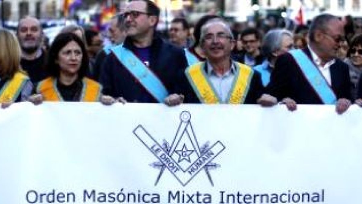 Los masones se muestran como tales con bandas y pancartas en la manifestación abortista del 8 de marzo de 2014 en Madrid