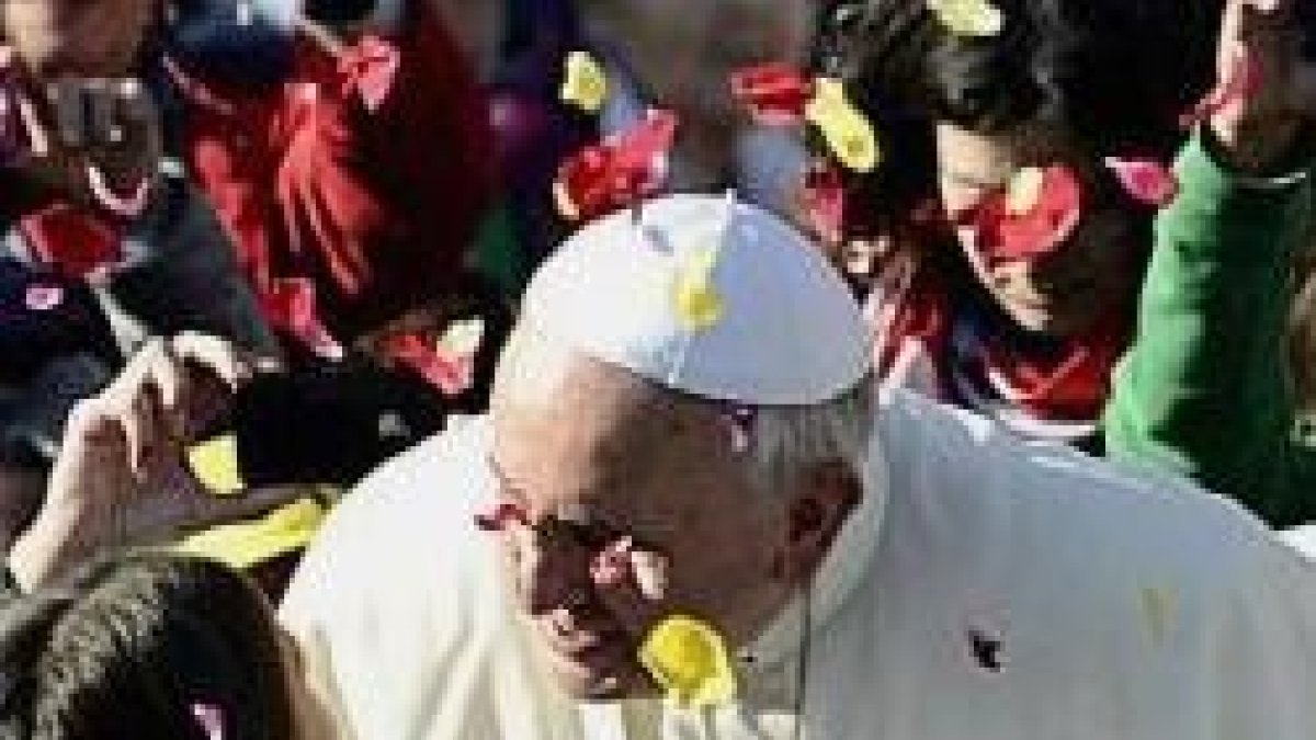 El Papa Francisco aprovecha el buen tiempo para mezclarse con la gente en las audiencias de los miércoles