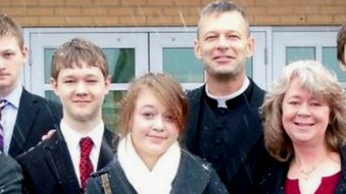 El padre Jerry, su esposa Heather y 5 de sus 6 hijos... falta una hija que no pudo venir a su ordenación como sacerdote católico en Washington, el día de la foto