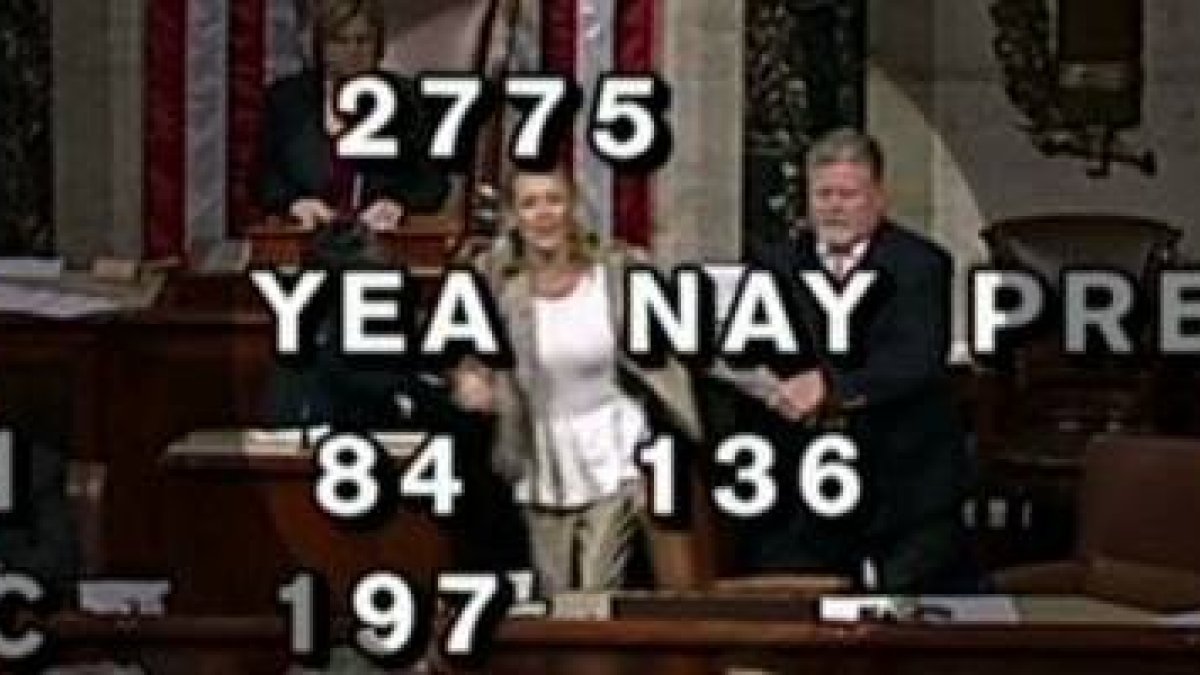 Las cámaras del Congreso estaban filmando la votación, con congresistas en pasillos, cuando Dianne tomó el micro