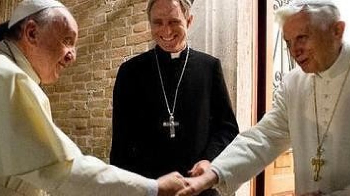 El Papa Francisco saluda a su predecesor, Benedicto XVI