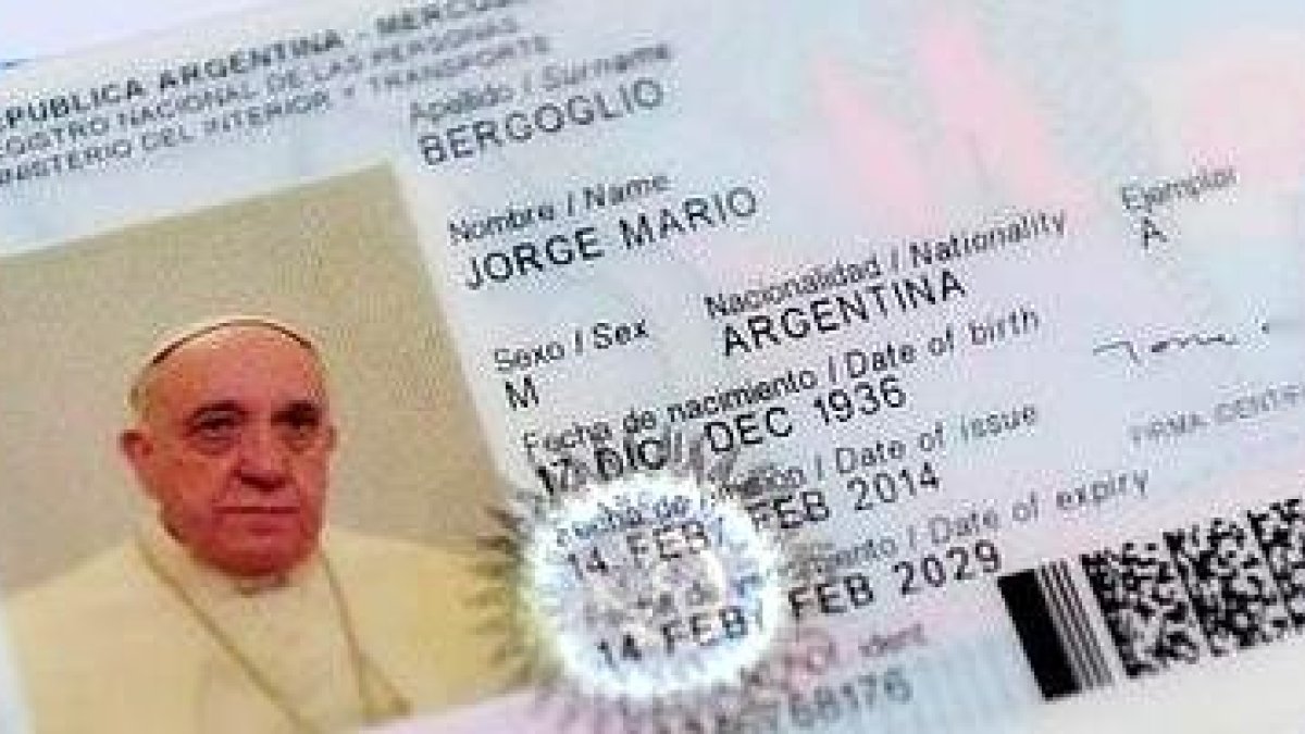 El Papa Francisco se hizo la foto del DNI con su traje de trabajo y la cara poco sonriente que los ciudadanos solemos dedicar a los papeleos oficiales