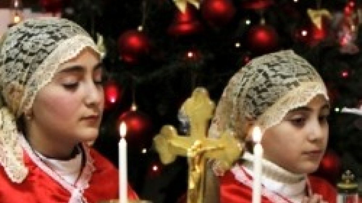 Niñas católicas en una eucaristía navideña