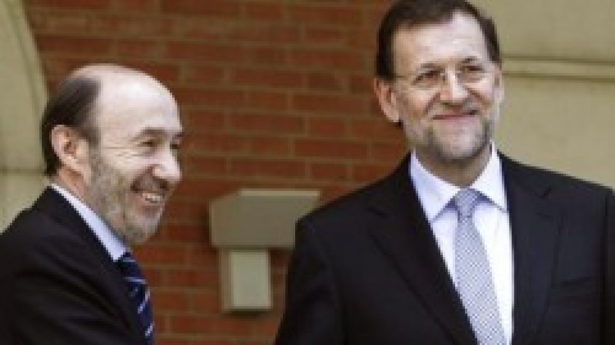 Rajoy y Rubalcaba posan en su encuentro del pasado junio de 2013