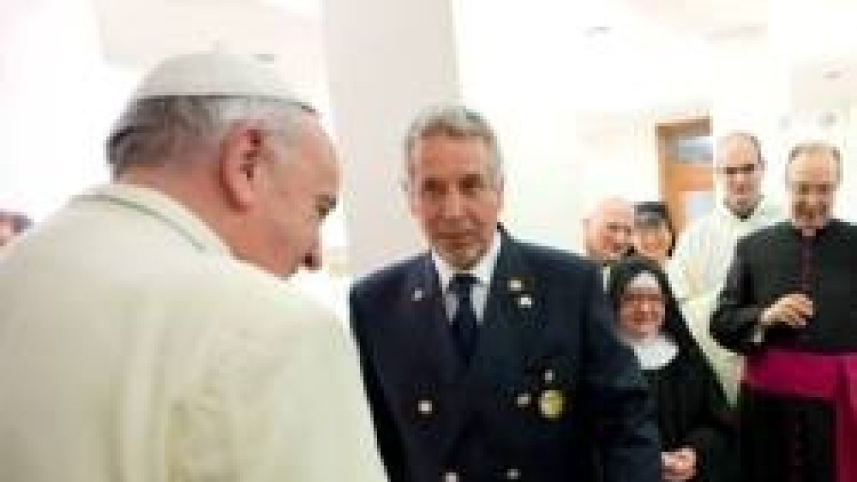 El Papa Francisco observa a uno de los corderos en Santa Marta