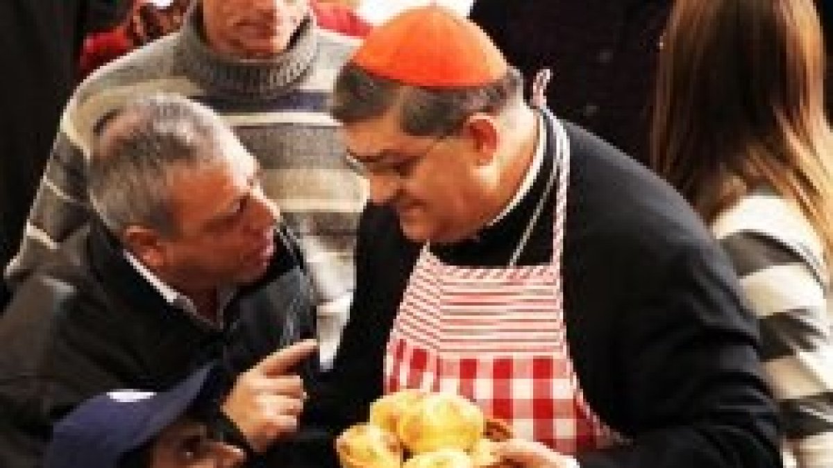 El cardenal napolitano, Crescenzio Sepe, en un comedor solidario de su diócesis