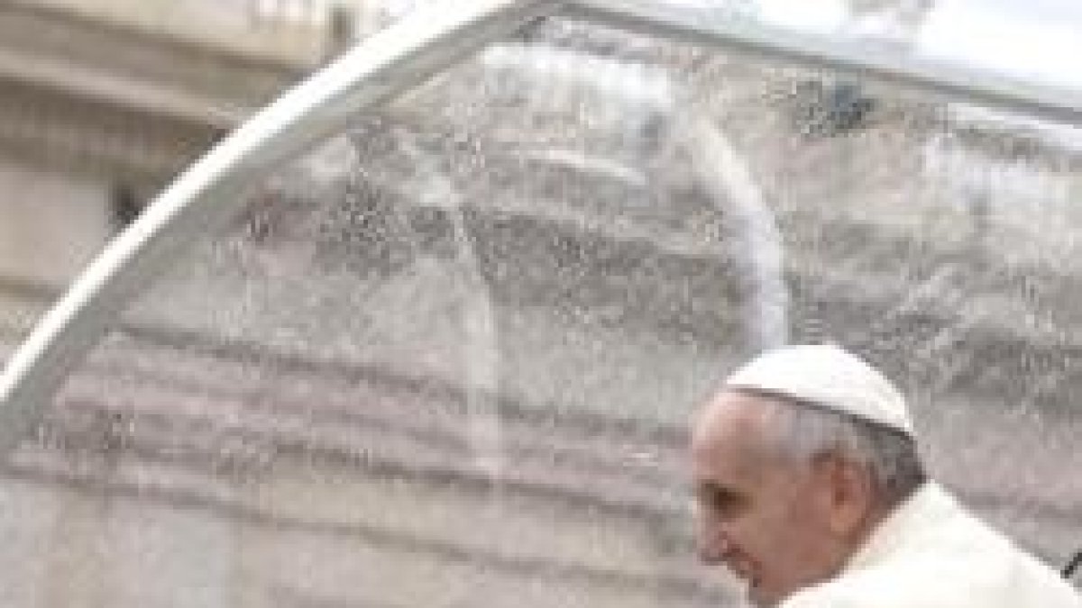 La lluvia no detuvo al Papa Francisco en sus saludos del Ángelus