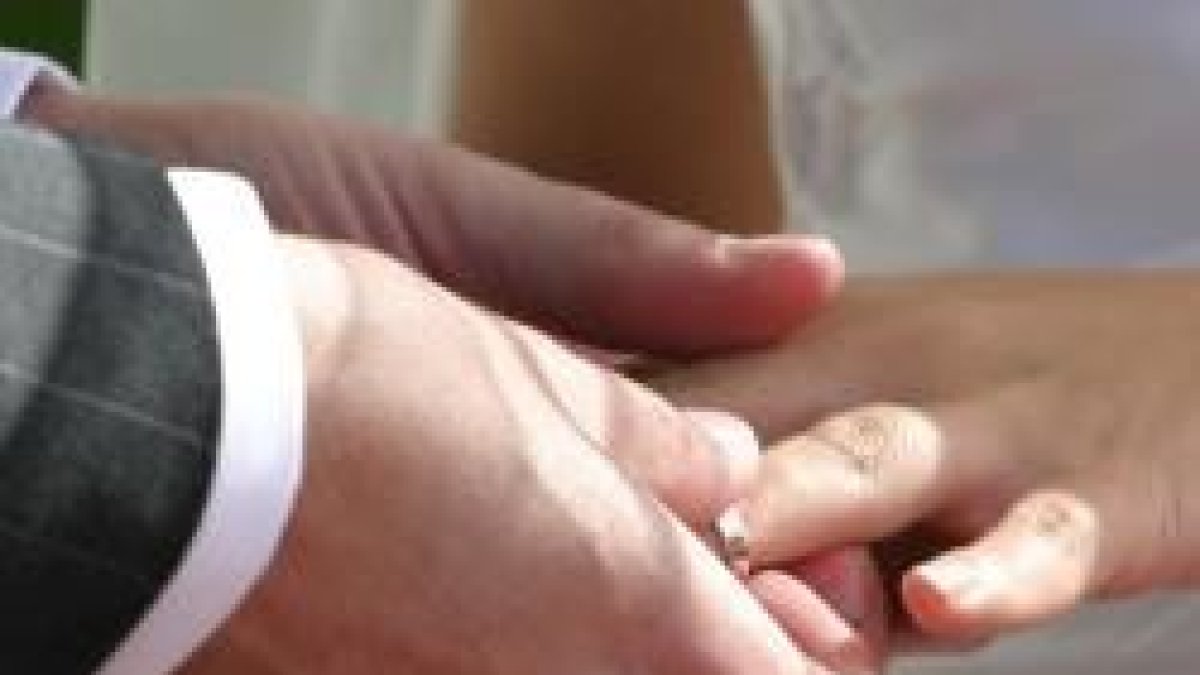 El momento de los anillos en una boda