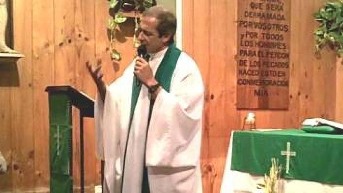 El padre Santarelli predica sobre el eficaz gesto de orar imponiendo las manos... algo que pueden hacer también los laicos