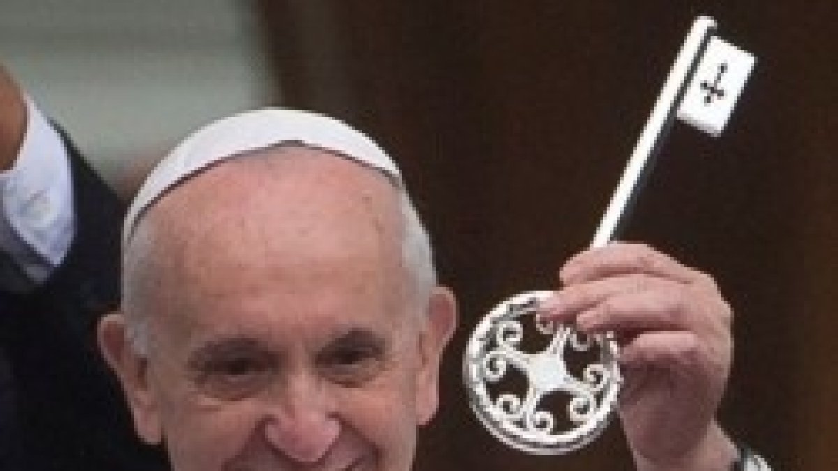 El Papa Francisco muestra las llaves de la ciudad de Rio de Janeiro que le regalaron