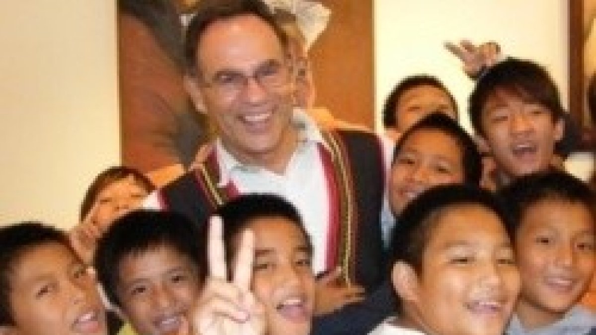 El padre Barry, famoso artista de vitrales y pintura, ya tiene un buen ayudante...¡expresidiario!