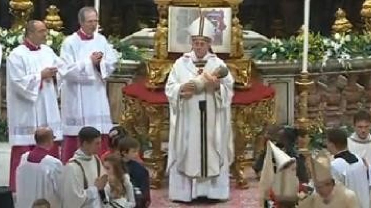 El Papa presenta, con una imagen, el Misterio del Dios Eterno que toma carne como un bebé más