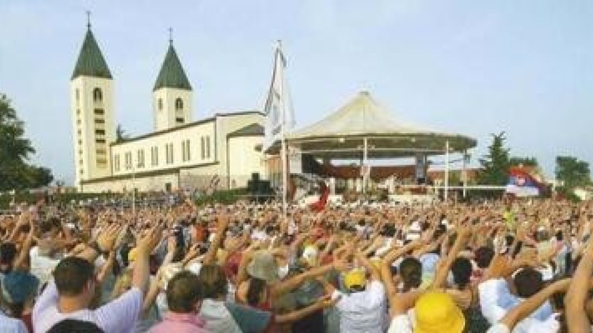 Una escena del festival de la juventud de verano en Medjugorje al que acuden miles de personas