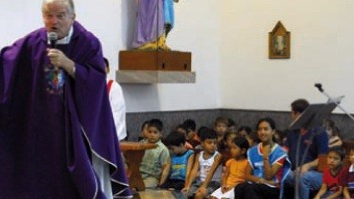 El padre Aldo, en misa con niños y familias en Paraguay