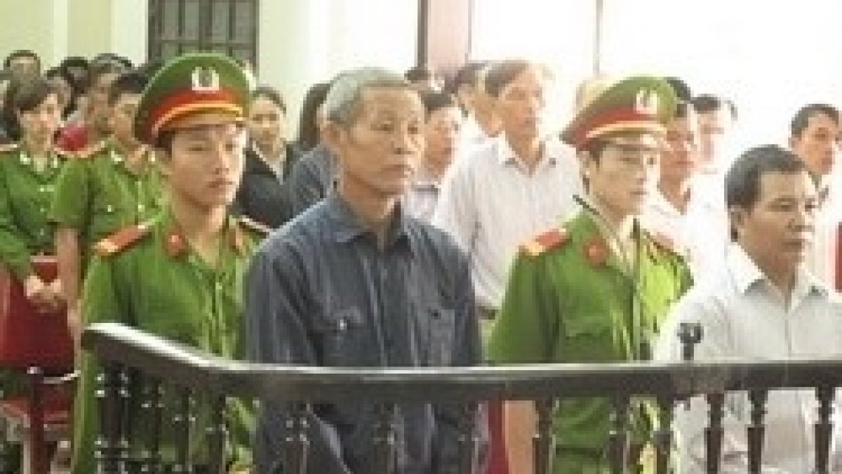 Fotografía de las primeras fases del juicio a los dos católicos pro-derechos humanos ahora condenados por el régimen vietnamita