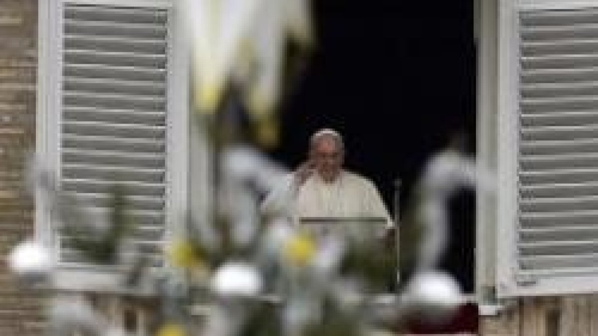 Francisco rezó el Ángelus desde el balcón sobre la Plaza de San Pedro