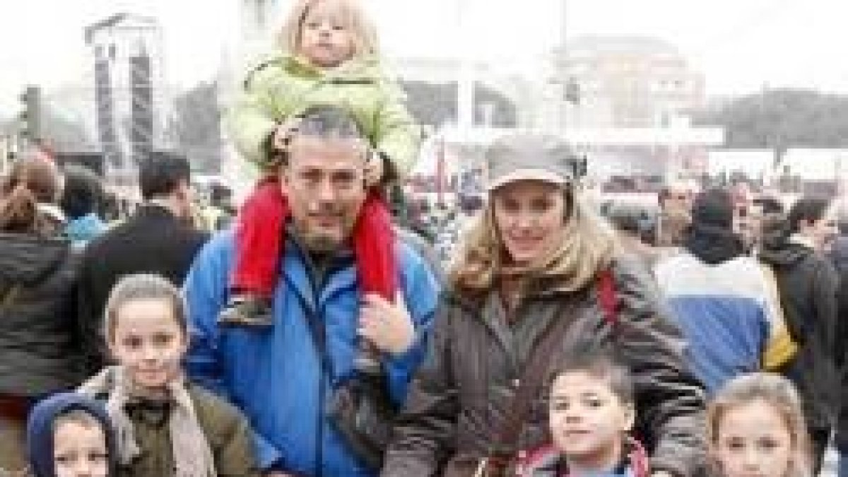 Una familia en la tradicional misa del Día de las Familias en invierno en Madrid
