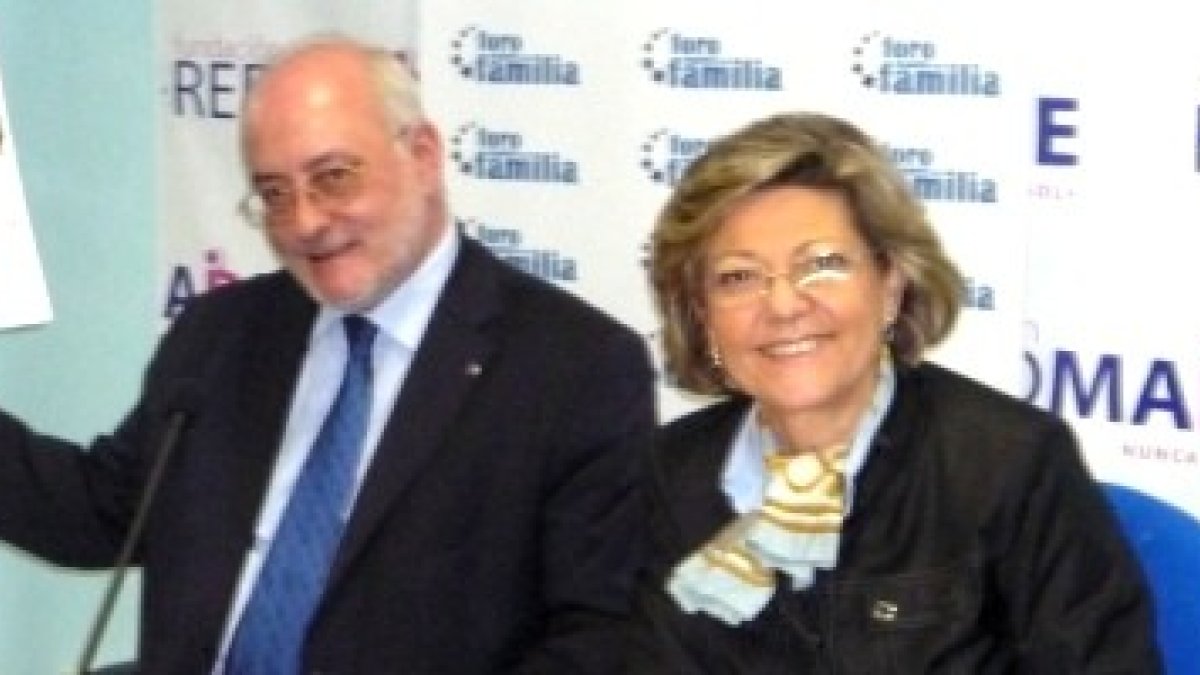 Benigno Blanco y Carmina García-Valdés presentan un proyecto de ayudas a la maternidad y previenen de los coladeros del aborto