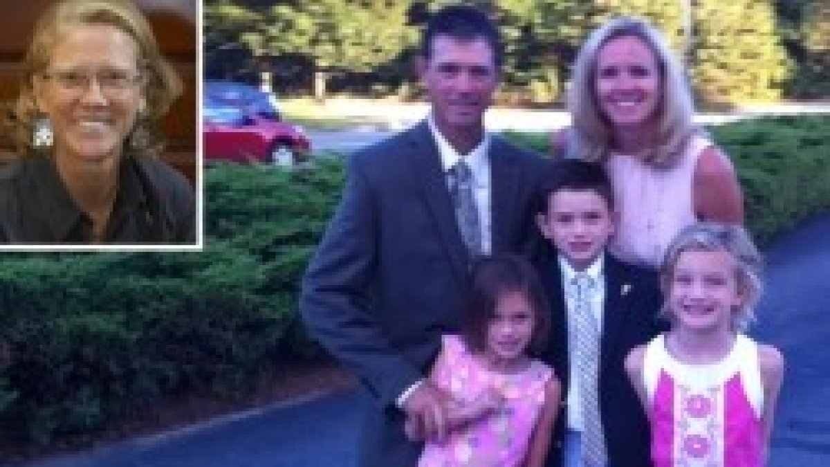 A la derecha, el profesor Kenny Gregory con su familia; a la izquierda, la directora que lo despidió