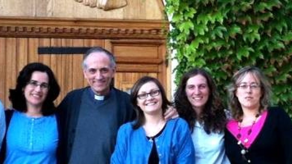 El padre Luis Fernando de Prada y parte del equipo de Radio María España