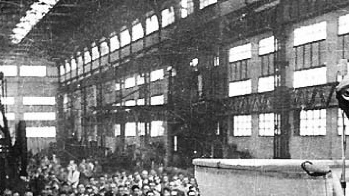 El padre Loring se dirige a los trabajadores de los astilleros de Cádiz.