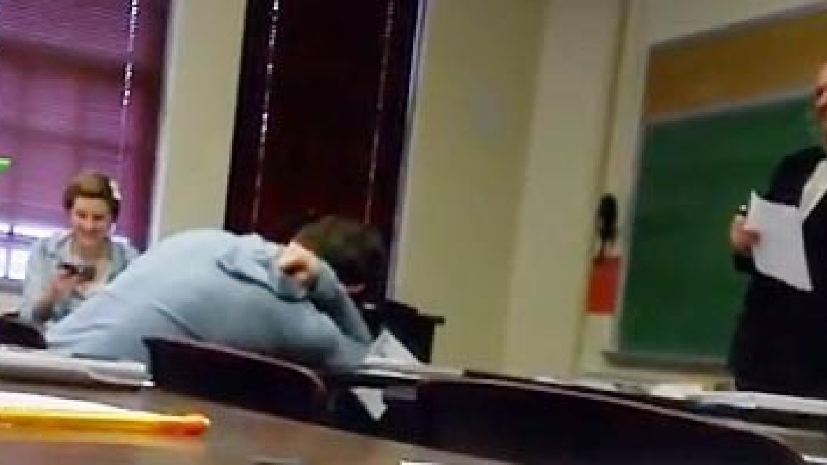 El profesor quiso darle a la alumna la opción de apagar el sonido cuando vio la naturaleza del asunto, pero ella estaba orgullosa de su maternidad.