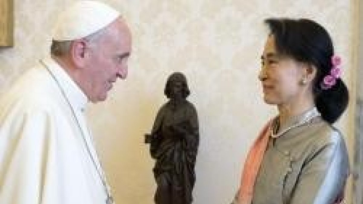 El Papa Francisco con la Nobel birmana de la Paz Aung San Suu Kyi