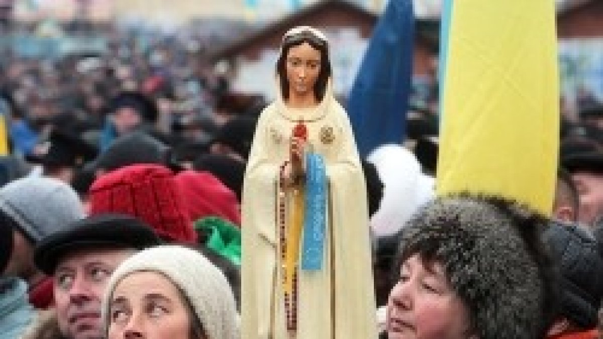 Católicos en una de las reuniones de oración en el Maidán de Kiev