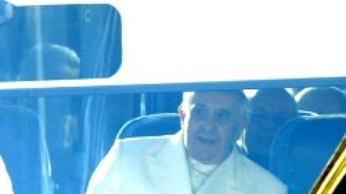 El Papa ha ido de ejercicios en autocar, llevándose con él buena parte de la Curia