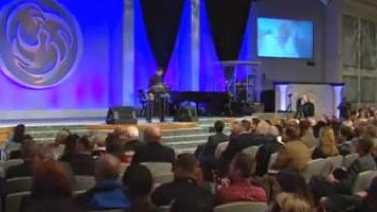 Momento en que la imagen del Papa aparece en pantalla ante los pastores pentecostales reunidos en Texas