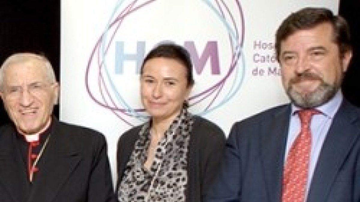 El cardenal Rouco con algunos directivos de la nueva entidad en su presentación