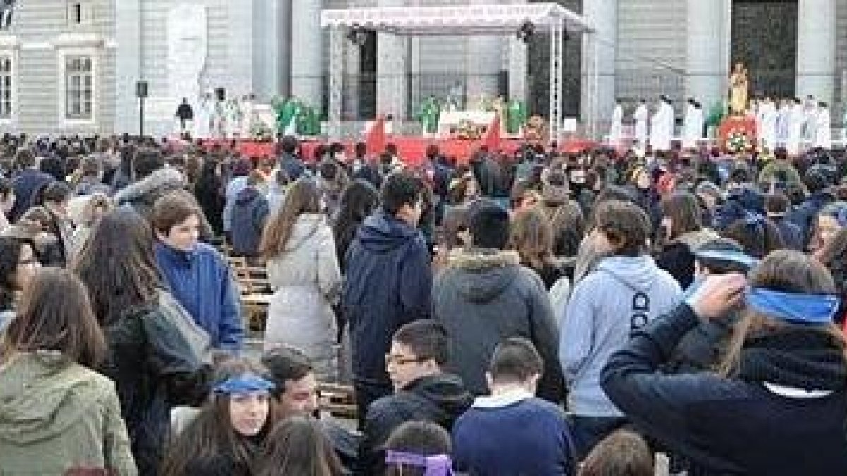 Los jóvenes alumnos de la diócesis de Madrid acompañan al cardenal Rouco en este acto
