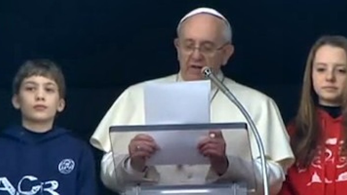 Un niño y una niña de Acción Católica con el Papa tras el Angelus.