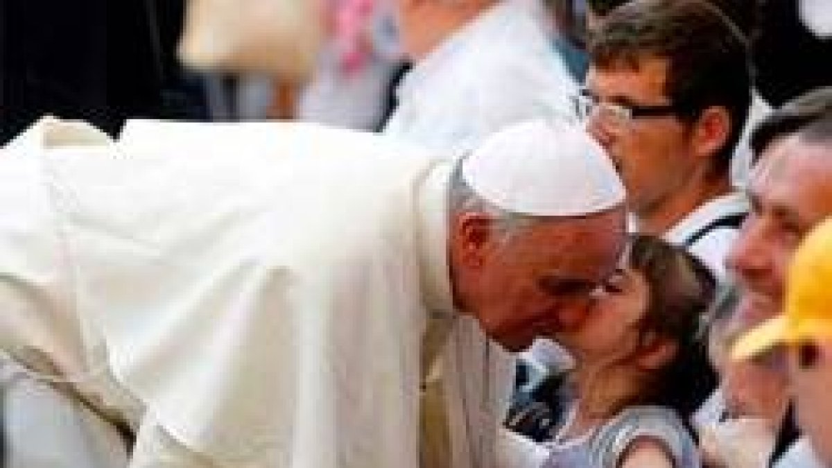 El Papa Francisco recibe el cariño de una niña