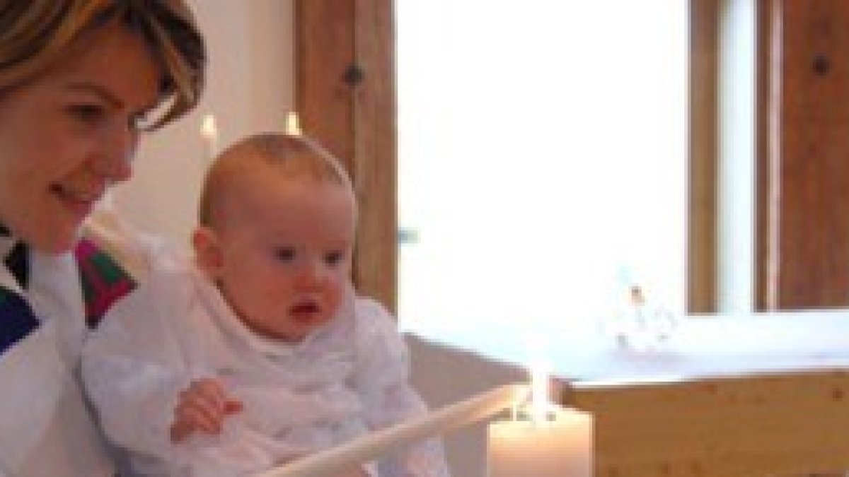 Una pastora sueca en el bautizo de un bebé - queda bonito en la foto, pero no atrae fieles a la iglesia