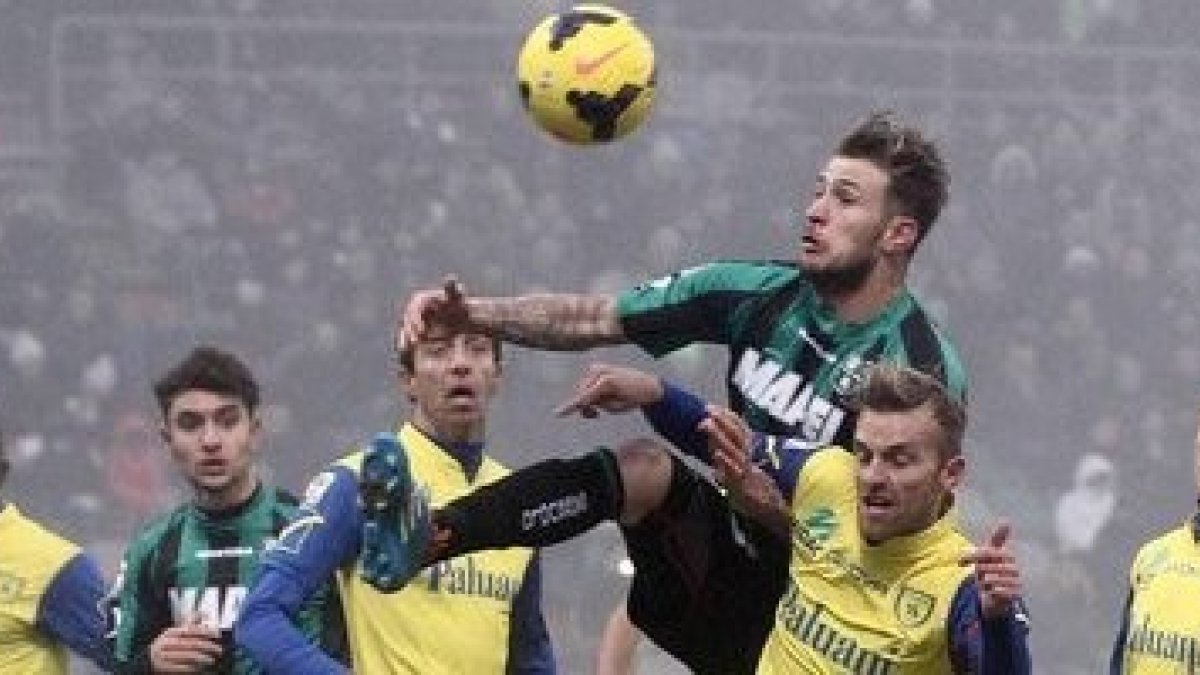 Antonio Floro -de verde y negro- salta cuando los demás aún se lo piensan...