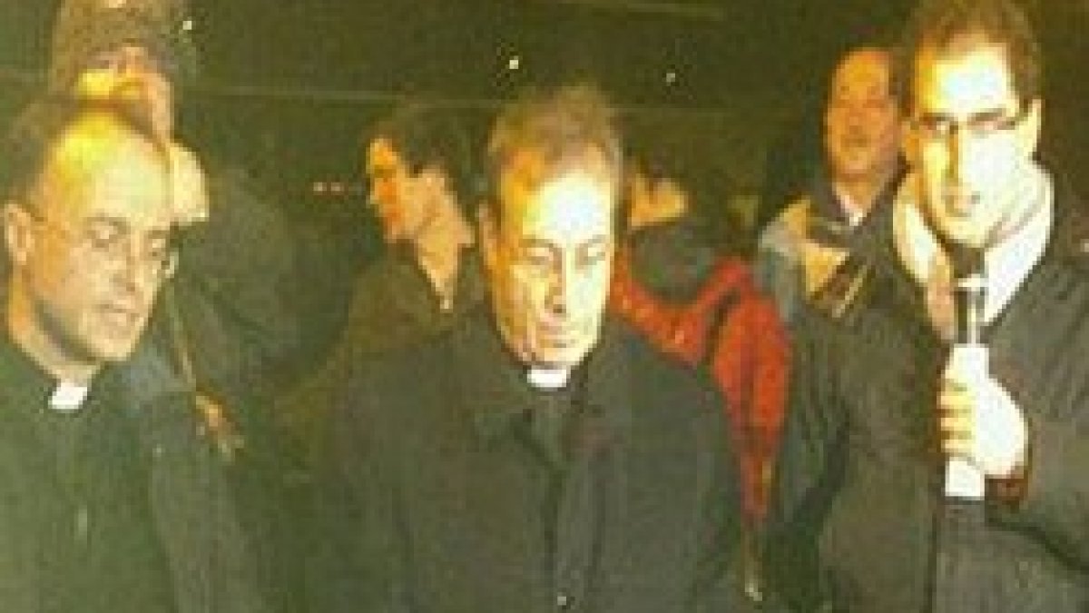 El Arzobispo de Pamplona reza un rosario por la vida ante un abortorio en Ansoaín