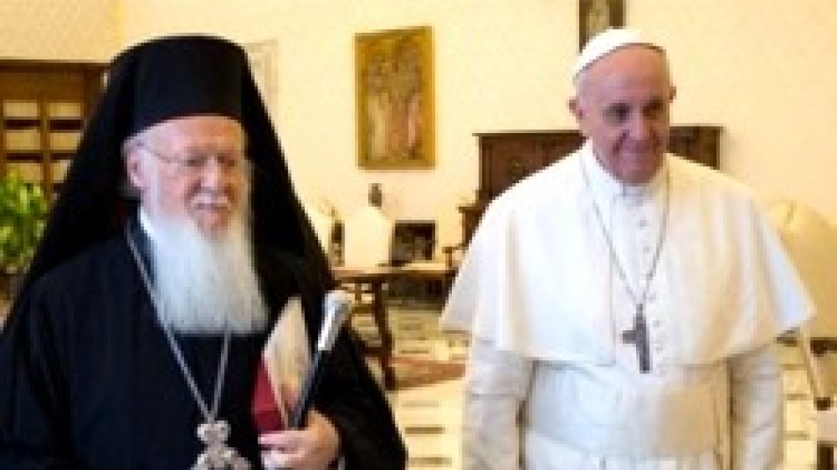 Francisco de Roma y Bartolomé de Constantinopla - su encuentro en Tierra santa quiere evocar el abrazo de Pedro y Andrés