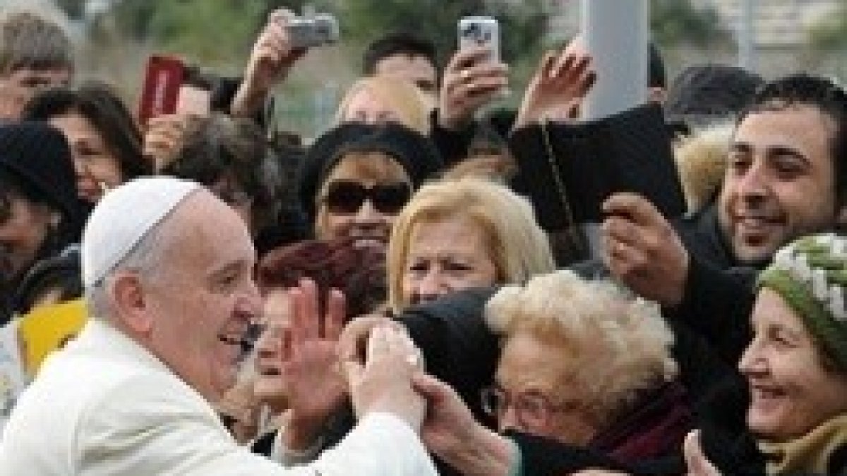 Francisco disfruta saludando fieles en sus visitas parroquiales