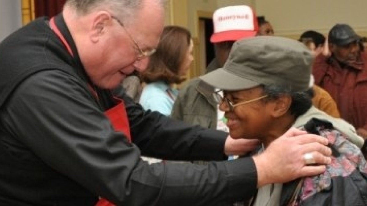 El cardenal Dolan en un reparto de comidas de Catholic Charities en Nueva York