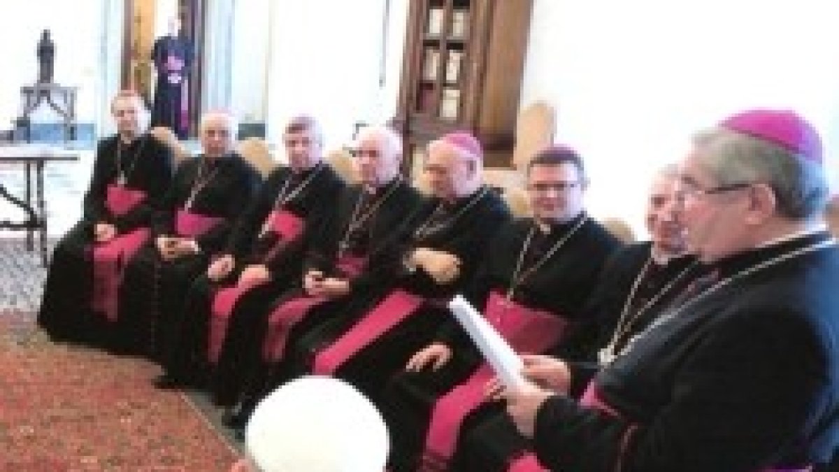 Las visitas ad limina suelen tener este aspecto - en esta foto, es la de los obispos polacos